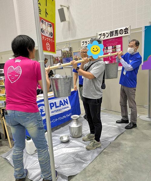 水汲みの重さを体験