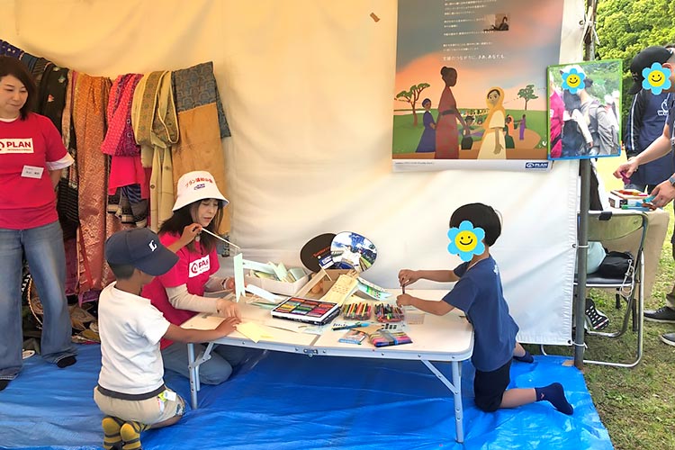 自由な色で鯉のぼりを作る子どもたち