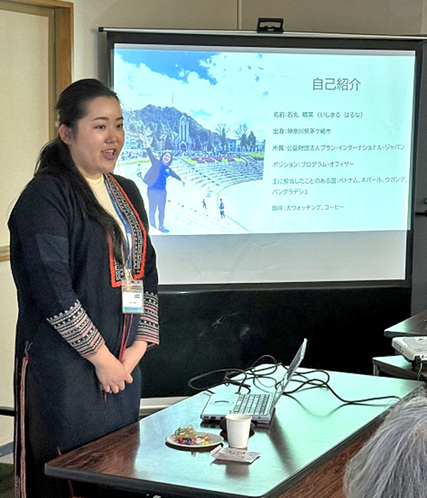 ベトナムの民族衣装で登壇する石丸さん