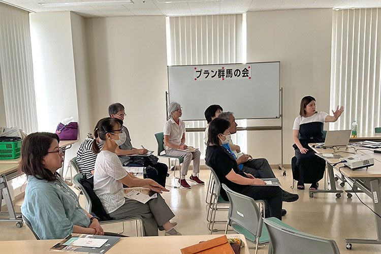 国内の女の子の現状について話す福田職員（右端）