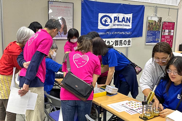 開場前に缶バッジの作り方をチェック