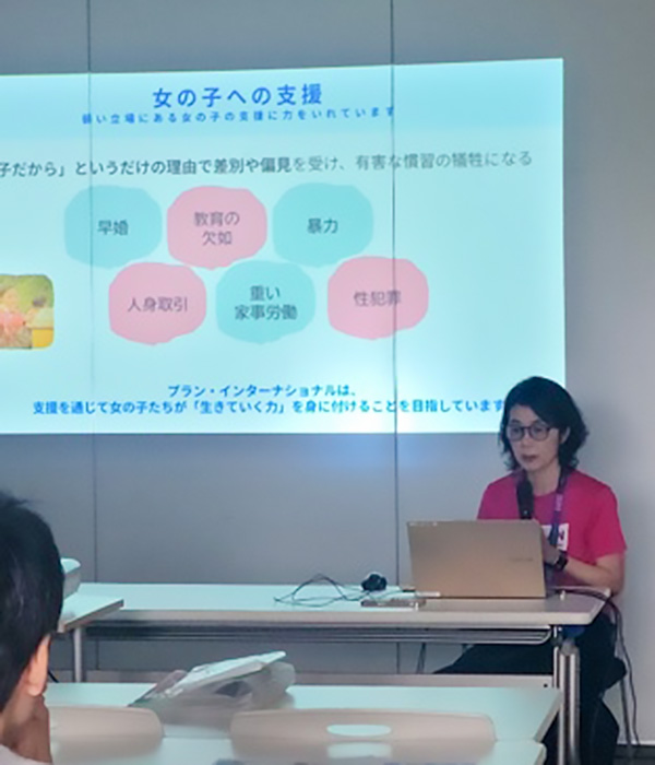 写真：加藤職員の報告