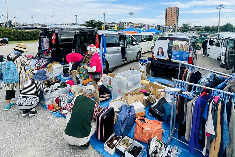 みんなで店開きの準備