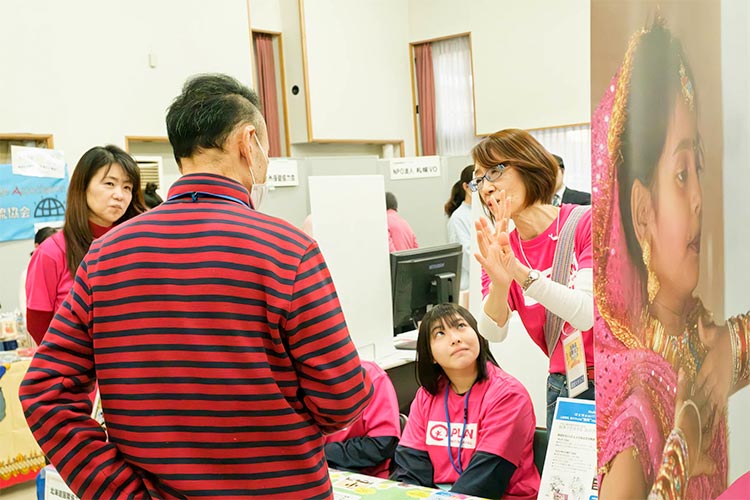 写真：熱心に説明を聞いてくださる方も