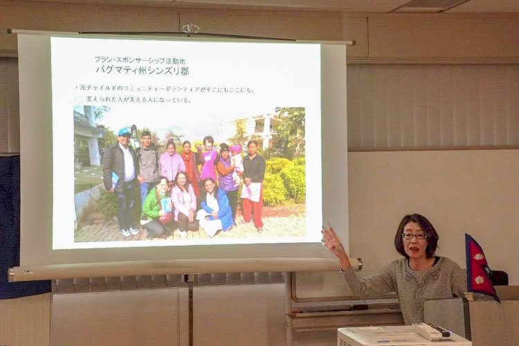 写真：ネパールの日常着（クルタ）も素敵な松澤さん