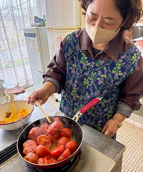 写真：張さんの見事なフライパンさばき