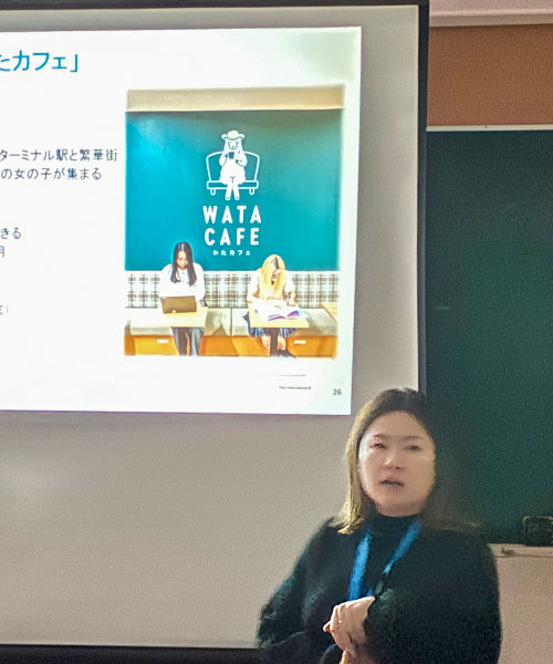 写真：わたカフェについて説明する福田職員