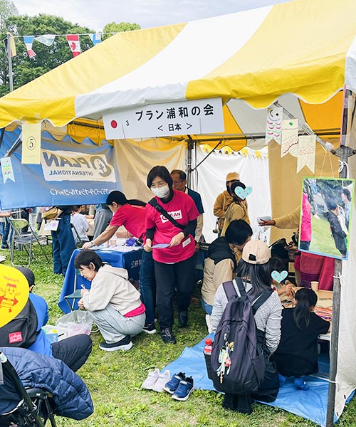 保護者の皆さんにチラシを配って広報活動