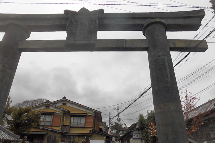 銅（かね）の鳥居をくぐって