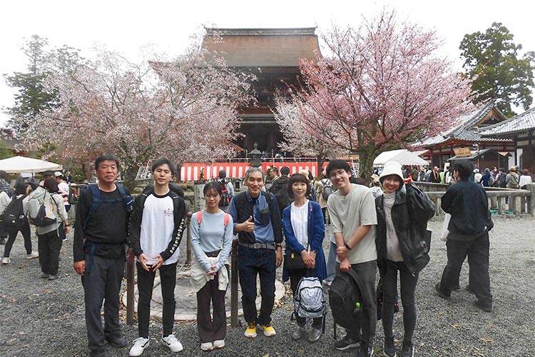 荘厳な金峯山寺蔵王堂の前で