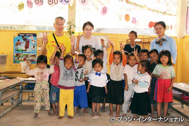 女の子が手を挙げている写真