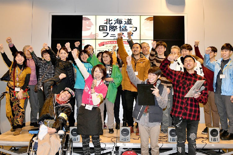 写真：手を振る女の子たち