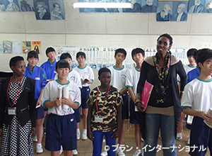 写真：音楽の授業に参加する3人（7日、上尾市立東中学校）