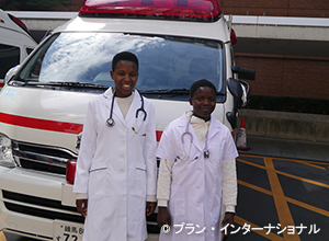 写真：救急車の前で（12日、東京女子医科大学）