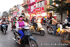 写真：ハノイの街を行き交うバイク