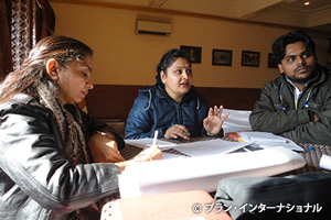 写真：ワークショップ中のグループワークで議論するSeva Mandirのスタッフ