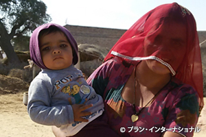 写真：村で訪問した家の母親と子ども