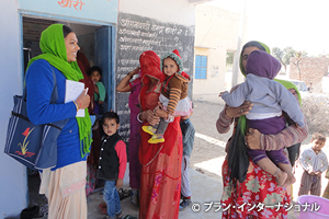 写真：ワークショップの一環で現地調査をした際に集まった母親とUrmulの職員（左）