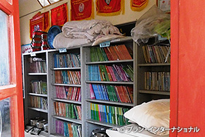 写真：設備の整った本校でも書棚に並ぶのは教科書のみ