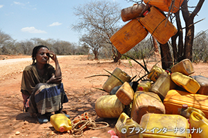 写真：給水車を待つ女性（エチオピア）