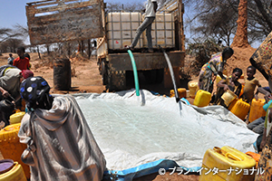 写真：給水車から水を得る人々（エチオピア）
