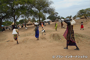 写真：支援物資を持ち帰る人々（南スーダン）