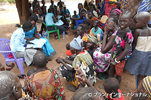 写真：食料支援の会場。支援物資の在庫が底をつきかけています（南スーダン）