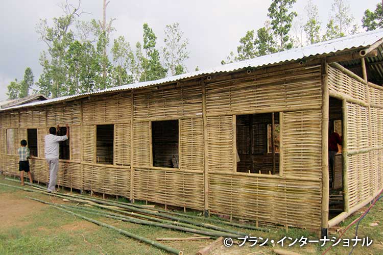 写真：2竹を使って建設した仮設校舎（2015年当時）