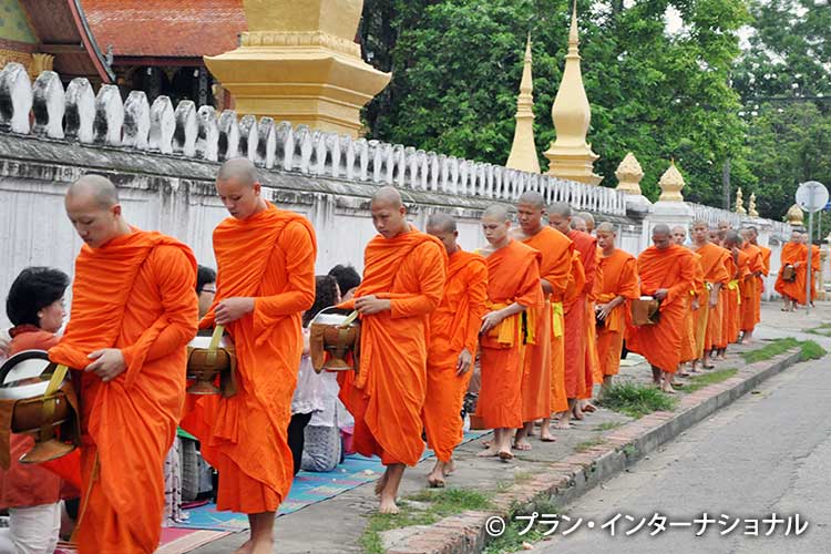 写真：托鉢をする僧侶たち