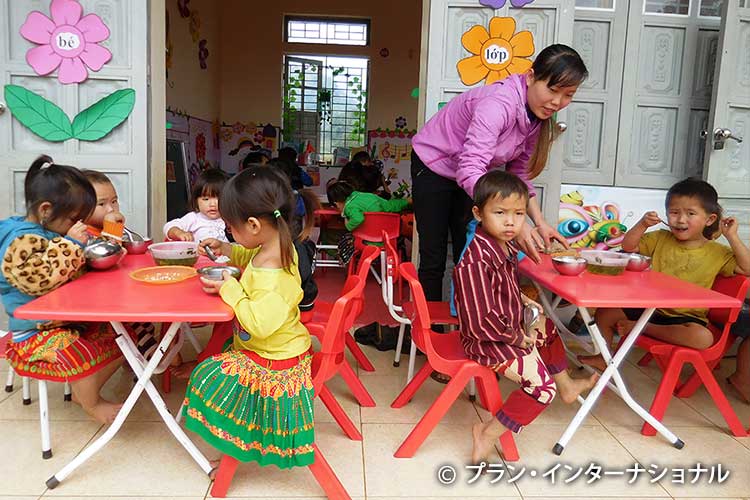 写真：1年目に建設した幼稚園の昼食、ともにライチャウ省