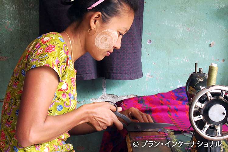 写真：縫製の訓練を受け技能を習得したウサニさん