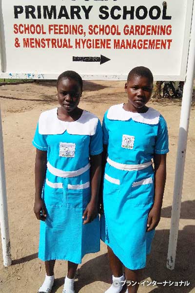 写真：難民居住区の小学校に通う女子生徒 