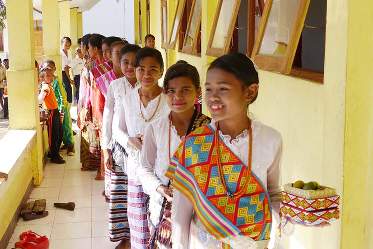 写真：学校での歓迎式に民族衣装で登場する女の子たち／画像提供：BS12 トゥエルビ