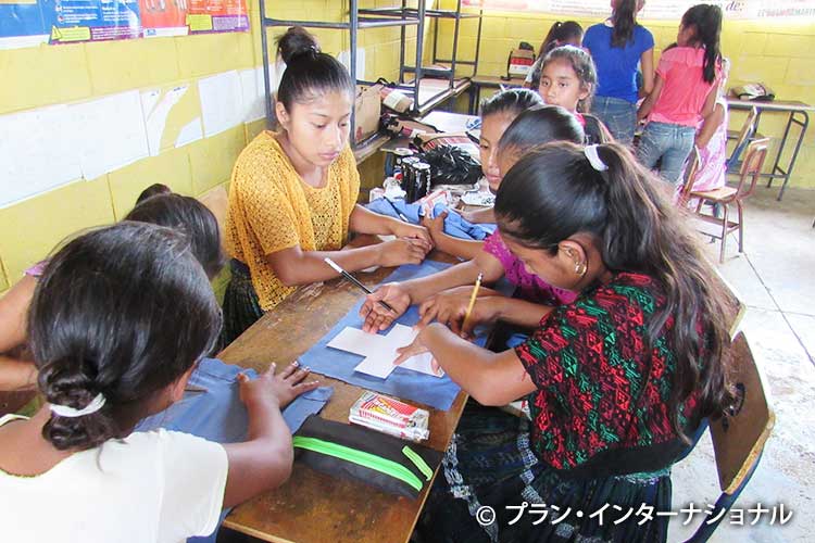 写真：衛生キットの作成方法についてのトレーニングを受けている女の子たち