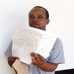 写真：子どもの出生登録証を得た父親