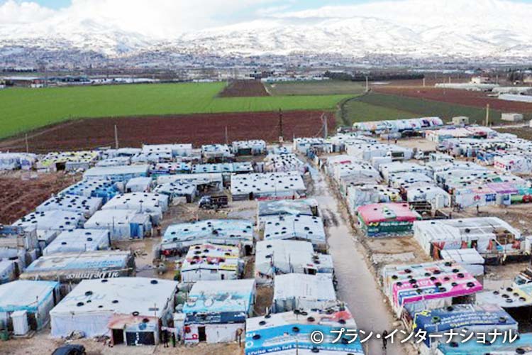 写真：難民たちの簡易テントが立ち並ぶ