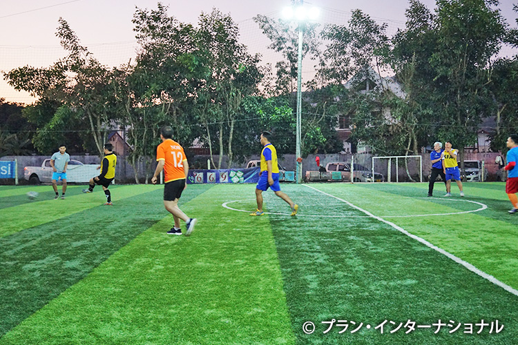 写真：県行政官との友好サッカーマッチの様子