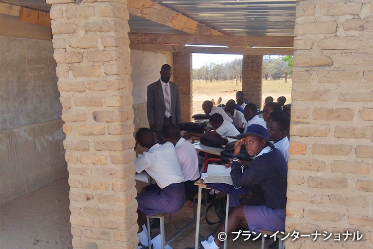 写真：プレハブの教室で学んでいる生徒たち