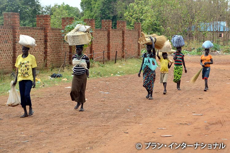 写真：紛争地域から逃れる女の子と女性