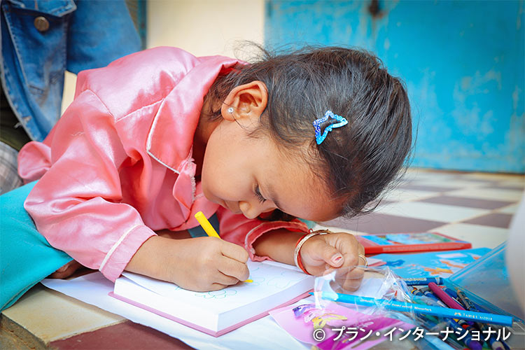 スポンサーへの手紙を書くカンボジアのチャイルド（6歳）