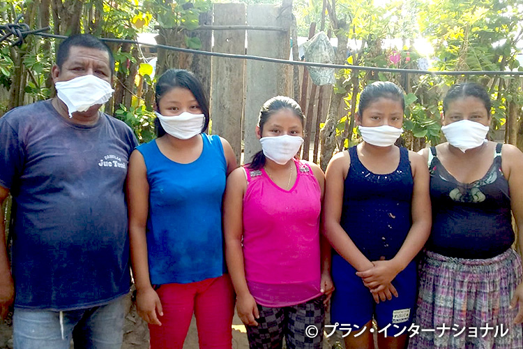 写真：新型コロナウイルス対策　緊急支援活動　グアテマラ　自作のマスクを着用している家族