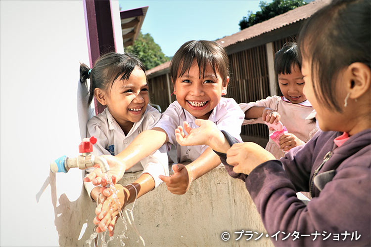  完成した幼稚園の園舎で手を洗う子どもたち