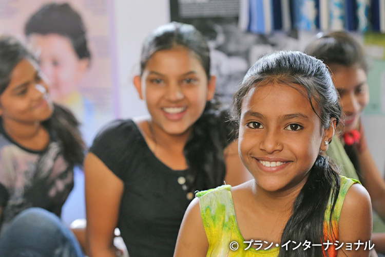 写真：Eラーニングセンターで学ぶ女の子たち（インド）