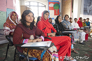 写真：職業訓練を受けるパキスタンの女性たち　（撮影：山田真実/文藝春秋）