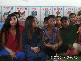 写真：女の子の早すぎる結婚防止プロジェクトで、ライフスキル教育を受ける女の子たち
