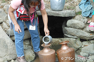 写真：給水設備設置プロジェクトで、実際の水汲み仕事を体験
