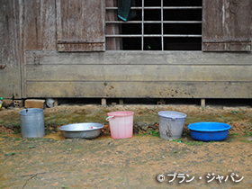 写真：軒先に置かれた雨水を集める容器