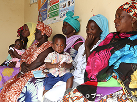 写真：保健所で健診の順番を待つ母親たち（セネガル）