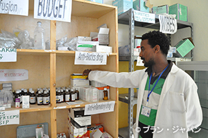 写真：プランが支援する診療所で医師が管理する薬棚（エチオピア）