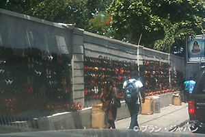写真：震災で店を失った商店主たちは壁を売店にして商売を続けています